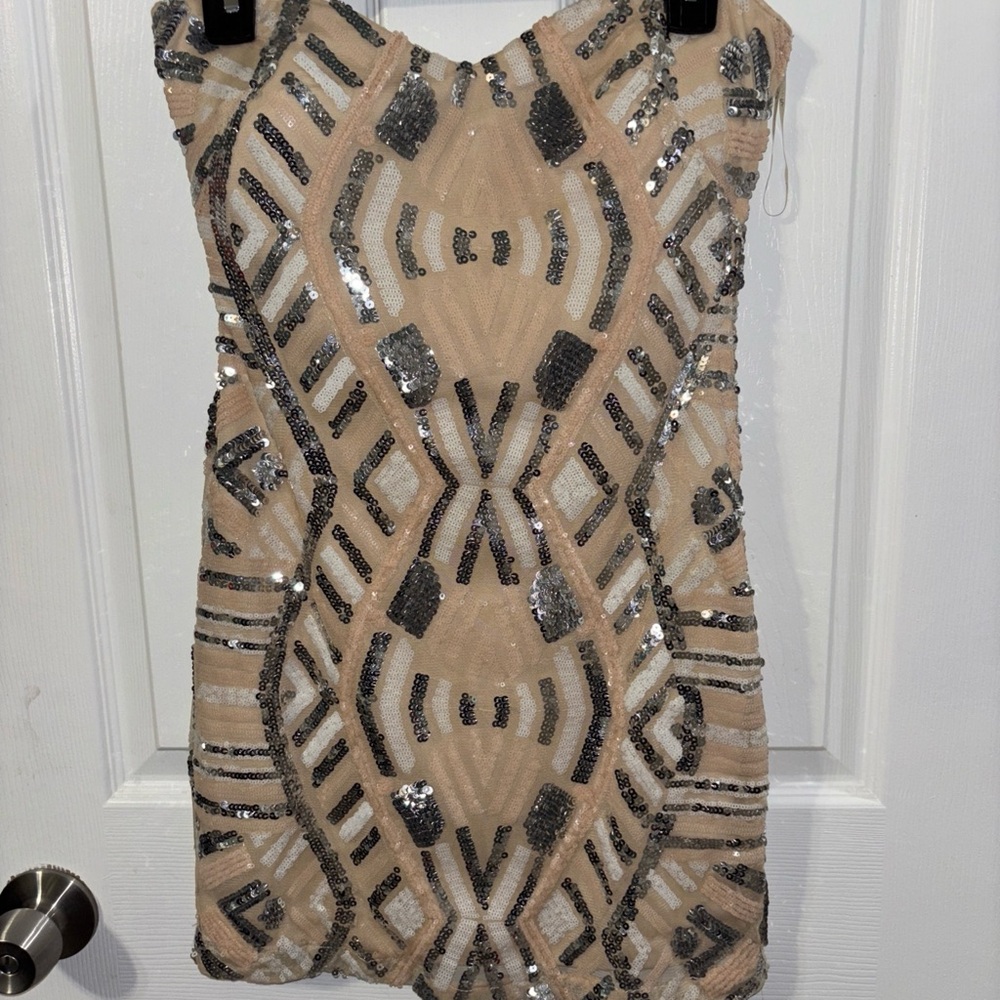 Cream Bodycon Dress with Sweetheart Neckline for Cocktail